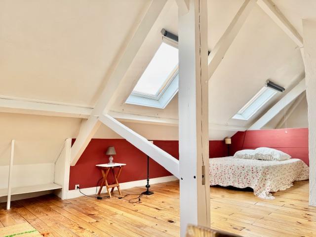 Votre agence DELAITRE IMMOBILIER VOUS PROPOSE EN EXCLUSIVITE  Seulement si vous avez envie d'originalité avec du stationnement, du calme, d'une vue dégagée, d'un plein soleil ....  A vendre ROUEN ST GERVAIS   Si vous avez envie d'originalité avec du stationnement, du calme, d'une vue dégagée, d'un plein soleil ....  Maison indépendante de 179 m9 avec jardin terrasses   Cette propriété organisée sur plusieurs niveaux et demi niveaux en deux entrées, un grand séjour salon, une cuisine aménagée avec espace...