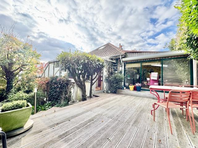 Votre agence DELAITRE IMMOBILIER VOUS PROPOSE EN EXCLUSIVITE  Seulement si vous avez envie d'originalité avec du stationnement, du calme, d'une vue dégagée, d'un plein soleil ....  A vendre ROUEN ST GERVAIS   Si vous avez envie d'originalité avec du stationnement, du calme, d'une vue dégagée, d'un plein soleil ....  Maison indépendante de 179 m9 avec jardin terrasses   Cette propriété organisée sur plusieurs niveaux et demi niveaux en deux entrées, un grand séjour salon, une cuisine aménagée avec espace...