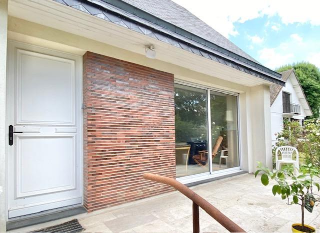 A vendre sur la commune de bois guillaume cette maison indépendante traditionnelle avec  son grand jardin clos et plat  en bon état sur sous sol complet.  Très fonctionnelle elle offre :  Au rez de chaussée en open space une entrée, espace repas, espace salon et salle à manger . trois chambres , salle bains, wc.  Au premier étage trois chambres salle de douches, nombreux rangements,   Au sous sol  : garages, lingerie, cave à vin , atelier.  Chauffage et eau chaude par chaudière gaz de ville classement en...