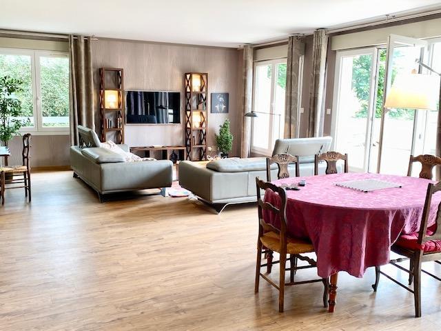 A vendre Mont Saint Aignan résidentiel  Exceptionnel dans résidence au calme avec ascenseur et vue dégagée, cet appartement de 170 m2 avec séjour de 50 m² ,deux terrasses de 40 et 26 m² 