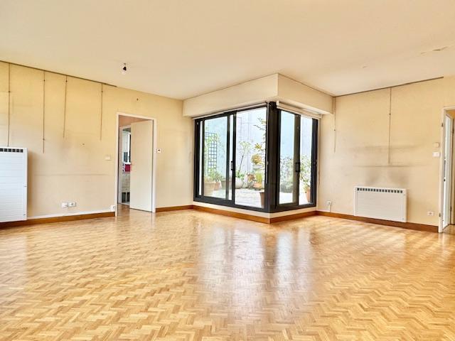 A vendre coeur de Rouen plein centre " L'espace du Palais" av ascenseur , terrasse ,cave et parking protégé  Cet appartement de 95 m2 avec patio terrasse de 21 m2 offre une grande entrée avec rangements, un grand séjour donnant sur un patio terrasse ouvert, une cuisine aménagée et équipée .  Deux belles chambres dont une avec salle de douches attenante, une salle de bains indépendante.  Exposition SUD EST   La copropriété est composée de 20 lots et les charges annuelles s'élèvent à 1680 €  Son prix de...