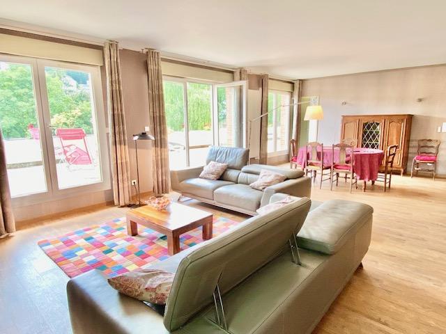 A vendre Mont Saint Aignan résidentiel  Exceptionnel dans résidence au calme avec ascenseur et vue dégagée, cet appartement de 170 m2 avec séjour de 50 m² ,deux terrasses de 40 et 26 m² 