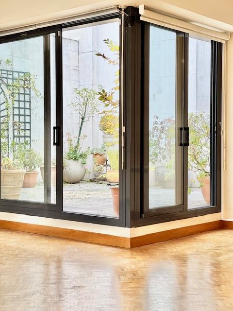 A vendre coeur de Rouen plein centre " L'espace du Palais" av ascenseur , terrasse ,cave et parking protégé  Cet appartement de 95 m2 avec patio terrasse de 21 m2 offre une grande entrée avec rangements, un grand séjour donnant sur un patio terrasse ouvert, une cuisine aménagée et équipée .  Deux belles chambres dont une avec salle de douches attenante, une salle de bains indépendante.  Exposition SUD EST   La copropriété est composée de 20 lots et les charges annuelles s'élèvent à 1680 €  Son prix de...