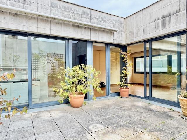 A vendre coeur de Rouen plein centre " L'espace du Palais" av ascenseur , terrasse ,cave et parking protégé  Cet appartement de 95 m2 avec patio terrasse de 21 m2 offre une grande entrée avec rangements, un grand séjour donnant sur un patio terrasse ouvert, une cuisine aménagée et équipée .  Deux belles chambres dont une avec salle de douches attenante, une salle de bains indépendante.  Exposition SUD EST   La copropriété est composée de 20 lots et les charges annuelles s'élèvent à 1680 €  Son prix de...