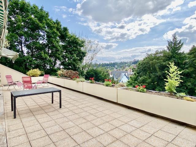 A vendre Mont Saint Aignan résidentiel  Exceptionnel dans résidence au calme avec ascenseur et vue dégagée, cet appartement de 170 m2 avec séjour de 50 m² ,deux terrasses de 40 et 26 m² 