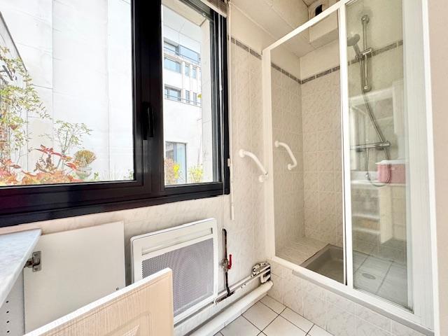 A vendre coeur de Rouen plein centre " L'espace du Palais" av ascenseur , terrasse ,cave et parking protégé  Cet appartement de 95 m2 avec patio terrasse de 21 m2 offre une grande entrée avec rangements, un grand séjour donnant sur un patio terrasse ouvert, une cuisine aménagée et équipée .  Deux belles chambres dont une avec salle de douches attenante, une salle de bains indépendante.  Exposition SUD EST   La copropriété est composée de 20 lots et les charges annuelles s'élèvent à 1680 €  Son prix de...