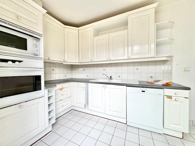 A vendre coeur de Rouen plein centre " L'espace du Palais" av ascenseur , terrasse ,cave et parking protégé  Cet appartement de 95 m2 avec patio terrasse de 21 m2 offre une grande entrée avec rangements, un grand séjour donnant sur un patio terrasse ouvert, une cuisine aménagée et équipée .  Deux belles chambres dont une avec salle de douches attenante, une salle de bains indépendante.  Exposition SUD EST   La copropriété est composée de 20 lots et les charges annuelles s'élèvent à 1680 €  Son prix de...