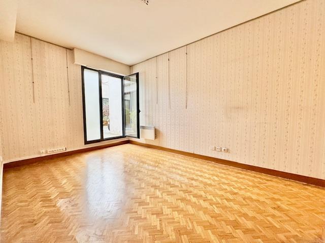 A vendre coeur de Rouen plein centre " L'espace du Palais" av ascenseur , terrasse ,cave et parking protégé  Cet appartement de 95 m2 avec patio terrasse de 21 m2 offre une grande entrée avec rangements, un grand séjour donnant sur un patio terrasse ouvert, une cuisine aménagée et équipée .  Deux belles chambres dont une avec salle de douches attenante, une salle de bains indépendante.  Exposition SUD EST   La copropriété est composée de 20 lots et les charges annuelles s'élèvent à 1680 €  Son prix de...