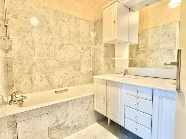 A vendre coeur de Rouen plein centre " L'espace du Palais" av ascenseur , terrasse ,cave et parking protégé  Cet appartement de 95 m2 avec patio terrasse de 21 m2 offre une grande entrée avec rangements, un grand séjour donnant sur un patio terrasse ouvert, une cuisine aménagée et équipée .  Deux belles chambres dont une avec salle de douches attenante, une salle de bains indépendante.  Exposition SUD EST   La copropriété est composée de 20 lots et les charges annuelles s'élèvent à 1680 €  Son prix de...