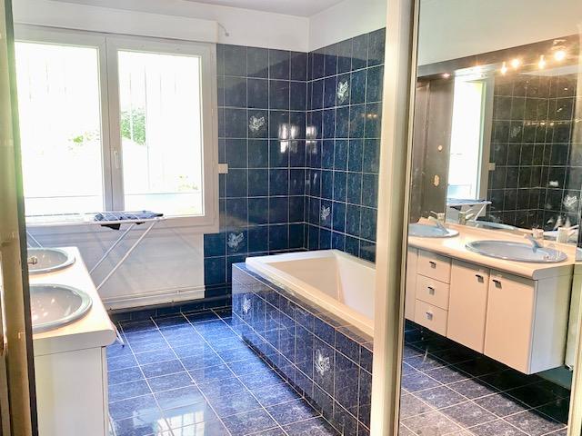 A vendre Mont Saint Aignan résidentiel  Exceptionnel dans résidence au calme avec ascenseur et vue dégagée, cet appartement de 170 m2 avec séjour de 50 m² ,deux terrasses de 40 et 26 m² 