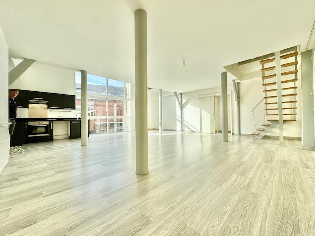 Cet appartement DUPLEX esprit loft contemporain industriel , au calme avec ascenseur  2 parkings protégés et cellier.  Vous serez surpris par les volumes et surfaces pour 128 m2 avec balcon loggia  Au deuxième et dernier étage vous accédez à une entrée, un grand séjour salon avec balcon loggia donnant sur un espace cuisine ouverte équipée et aménagée, 2 chambres, salle de bains, salles de douches , rangements, wc, buanderie.  En duplex: une grande chambre , rangement.  La copropriété constituée de 10...