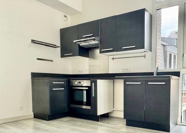 Cet appartement DUPLEX esprit loft contemporain industriel , au calme avec ascenseur  2 parkings protégés et cellier.  Vous serez surpris par les volumes et surfaces pour 128 m2 avec balcon loggia  Au deuxième et dernier étage vous accédez à une entrée, un grand séjour salon avec balcon loggia donnant sur un espace cuisine ouverte équipée et aménagée, 2 chambres, salle de bains, salles de douches , rangements, wc, buanderie.  En duplex: une grande chambre , rangement.  La copropriété constituée de 10...