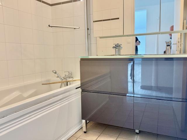 Cet appartement DUPLEX esprit loft contemporain industriel , au calme avec ascenseur  2 parkings protégés et cellier.  Vous serez surpris par les volumes et surfaces pour 128 m2 avec balcon loggia  Au deuxième et dernier étage vous accédez à une entrée, un grand séjour salon avec balcon loggia donnant sur un espace cuisine ouverte équipée et aménagée, 2 chambres, salle de bains, salles de douches , rangements, wc, buanderie.  En duplex: une grande chambre , rangement.  La copropriété constituée de 10...