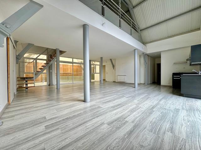 Cet appartement DUPLEX esprit loft contemporain industriel , au calme avec ascenseur  2 parkings protégés et cellier.  Vous serez surpris par les volumes et surfaces pour 128 m2 avec balcon loggia  Au deuxième et dernier étage vous accédez à une entrée, un grand séjour salon avec balcon loggia donnant sur un espace cuisine ouverte équipée et aménagée, 2 chambres, salle de bains, salles de douches , rangements, wc, buanderie.  En duplex: une grande chambre , rangement.  La copropriété constituée de 10...