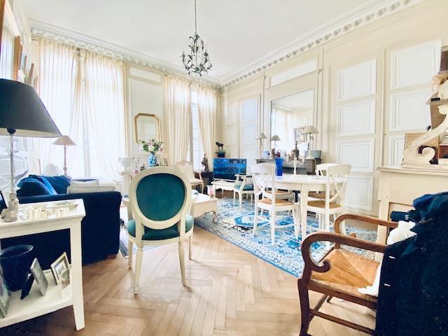 A vendre Rouen gare dans bel immeuble ancien,  cet appartement  parquet, moulures, cheminée de 75 m2 