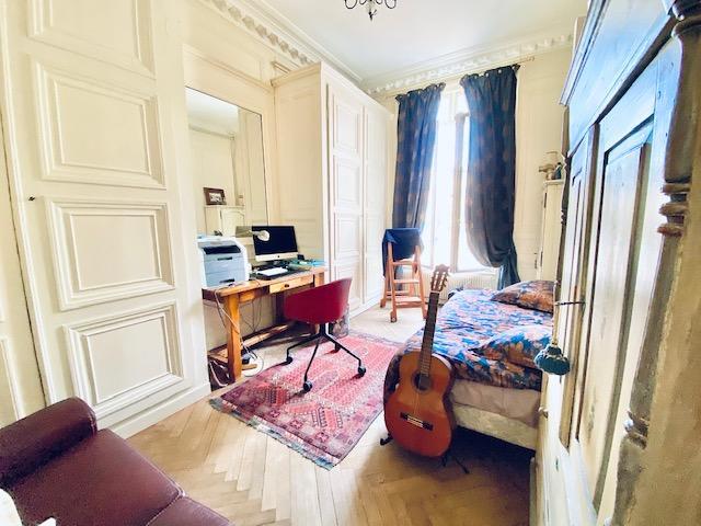 A vendre Rouen gare dans bel immeuble ancien,  cet appartement  parquet, moulures, cheminée de 75 m2 