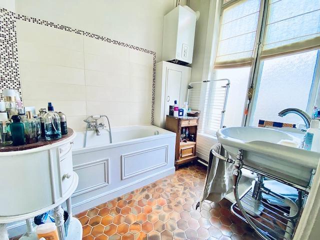 A vendre Rouen gare dans bel immeuble ancien,  cet appartement  parquet, moulures, cheminée de 75 m2 