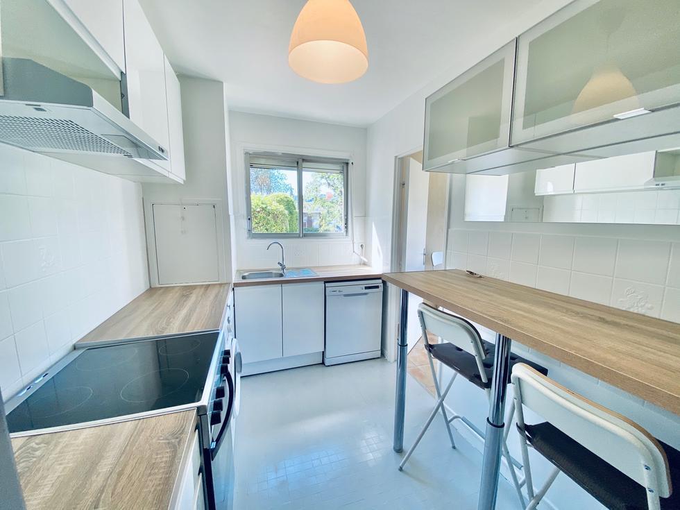 A vendre Rouen rive droite à proximité du CHU , dans une résidence de bon standing,  cet appartement T3 avec une terrasse en herbe , un parking et une cave ;