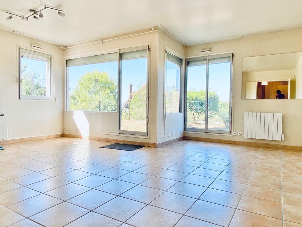 A vendre Rouen rive droite à proximité du CHU , dans une résidence de bon standing,  cet appartement T3 avec une terrasse en herbe , un parking et une cave ;