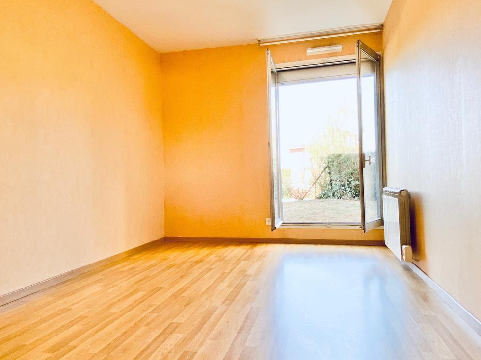 A vendre Rouen rive droite à proximité du CHU , dans une résidence de bon standing,  cet appartement T3 avec une terrasse en herbe , un parking et une cave ;