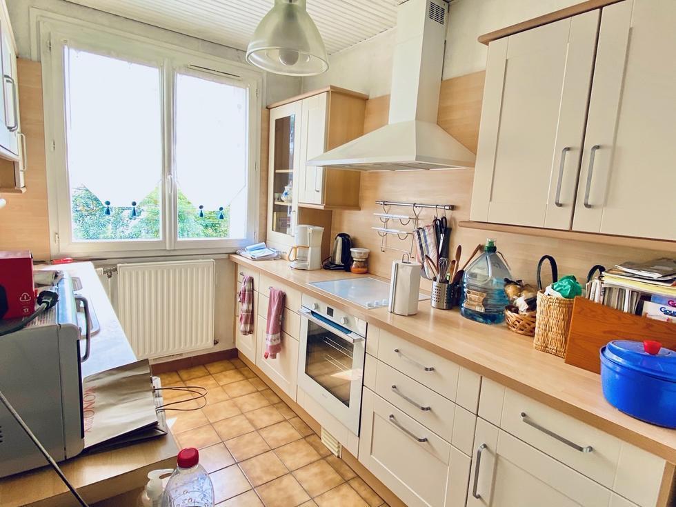 A vendre rouen gare rive droite, dans une résidence bien tenue et calme,  cet appartement de 66 m2 avec cave, sellier et un garage avec porte automatique.