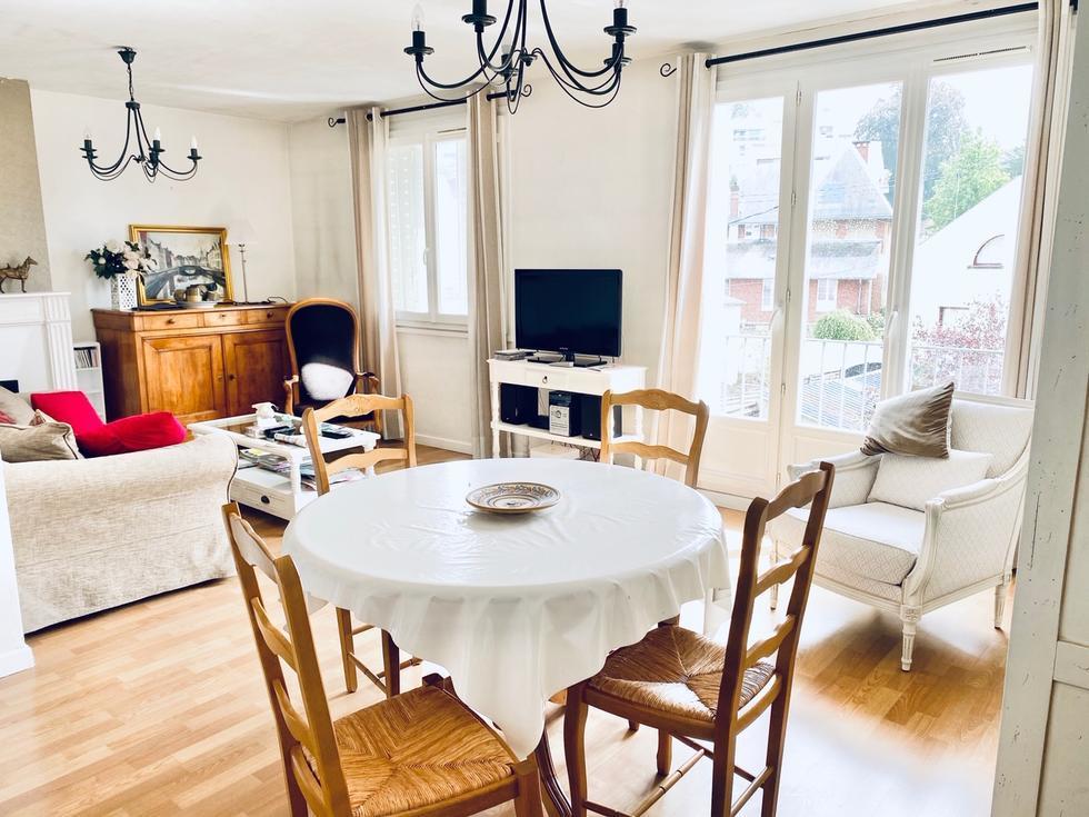 A vendre rouen gare rive droite, dans une résidence bien tenue et calme,  cet appartement de 66 m2 avec cave, sellier et un garage avec porte automatique.