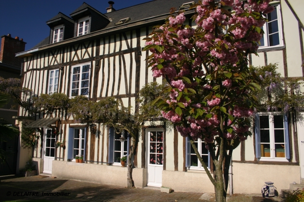 agence immobilière à bois guillaume, cette maison ancienne est à vendre . elle a une surface habitable de 185 m² habitables avec  une cave, un  garage,une  dépendance et un  jardin.   elle Comprend une  Entrée, un  séjour salon avec cheminée, une cuisine équipée,un  bureau, cinq chambres, trois  salles de douches, trois  WC et  un grenier aménageable .   elle est en Très bon état.