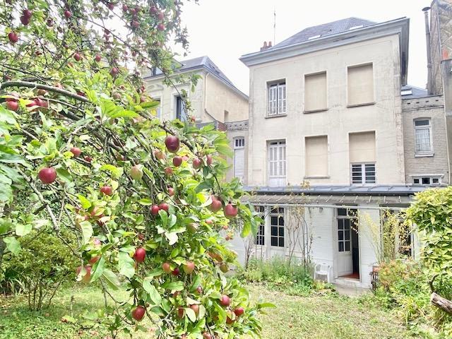 A vendre  Rouen à deux pas de la gare Rive Droite.  POSSIBILITE DE CONVERTIR FACILEMENT EN QUATRE APPARTEMENTS  Authentique propriété de 175 m2 hab fin 19e avec jardin et dépendance.  Parquet moulures Cheminee, hauteur de plafond . Comprenant : Entrée grand séjour salon avec double porte donnant sur le jardin, cuisine, bureau WC. 6 chambres, salle de douche. Calme et ensoleillée l'ensemble sur 3 étages à réhabiliter prévoir travaux .  Classement énergétique G 348 / G104  Son prix 439 000 € FAI ...