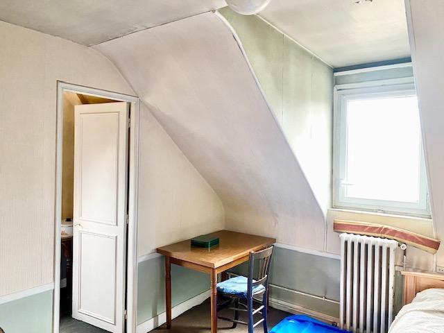A vendre  Rouen à deux pas de la gare Rive Droite.  POSSIBILITE DE CONVERTIR FACILEMENT EN QUATRE APPARTEMENTS  Authentique propriété de 175 m2 hab fin 19e avec jardin et dépendance.  Parquet moulures Cheminee, hauteur de plafond . Comprenant : Entrée grand séjour salon avec double porte donnant sur le jardin, cuisine, bureau WC. 6 chambres, salle de douche. Calme et ensoleillée l'ensemble sur 3 étages à réhabiliter prévoir travaux .  Classement énergétique G 348 / G104  Son prix 439 000 € FAI ...