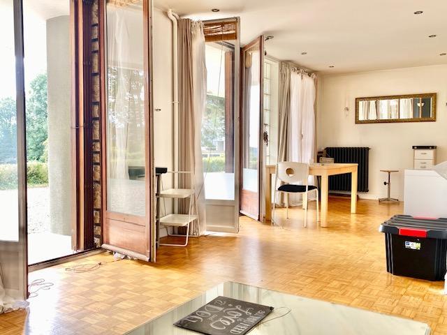 EXCLUSIVITE DELAITRE IMMOBILIER  Bois guillaume résidentiel cadre verdoyant et calme   A vendre cet appartement de 65 m2 en rez de jardin avec accès extérieur plein sud au calme avec parking en sous sol protégé et une cave.  Très fonctionnel, il offre une entrée avec rangement desservant un double séjour donnant sur l'extérieur , une cuisine aménagée et équipée, une chambre, poss 2  avec sa salle de douches attenante avec un grand dressing.  Important partant  D'un classement énergétique en E des ...
