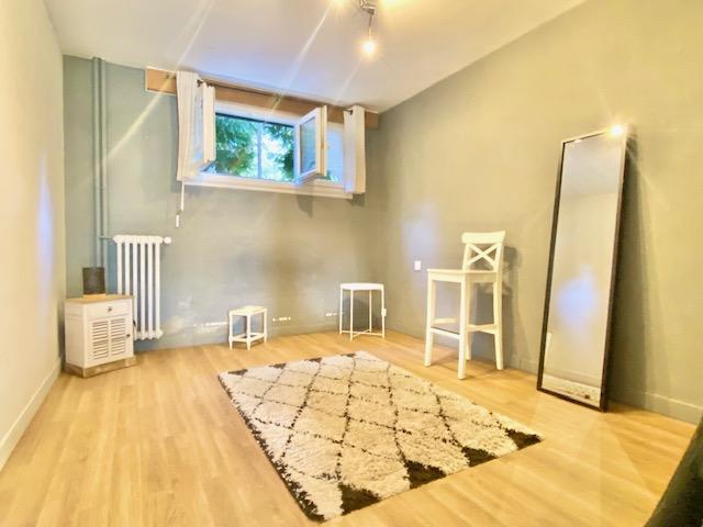 EXCLUSIVITE DELAITRE IMMOBILIER  Bois guillaume résidentiel cadre verdoyant et calme   A vendre cet appartement de 65 m2 en rez de jardin avec accès extérieur plein sud au calme avec parking en sous sol protégé et une cave.  Très fonctionnel, il offre une entrée avec rangement desservant un double séjour donnant sur l'extérieur , une cuisine aménagée et équipée, une chambre, poss 2  avec sa salle de douches attenante avec un grand dressing.  Important partant  D'un classement énergétique en E des ...