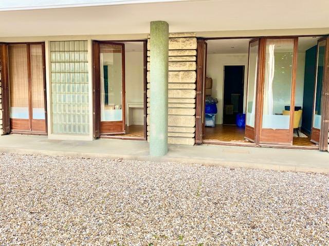 EXCLUSIVITE DELAITRE IMMOBILIER  Bois guillaume résidentiel cadre verdoyant et calme   A vendre cet appartement de 65 m2 en rez de jardin avec accès extérieur plein sud au calme avec parking en sous sol protégé et une cave.  Très fonctionnel, il offre une entrée avec rangement desservant un double séjour donnant sur l'extérieur , une cuisine aménagée et équipée, une chambre, poss 2  avec sa salle de douches attenante avec un grand dressing.  Important partant  D'un classement énergétique en E des ...