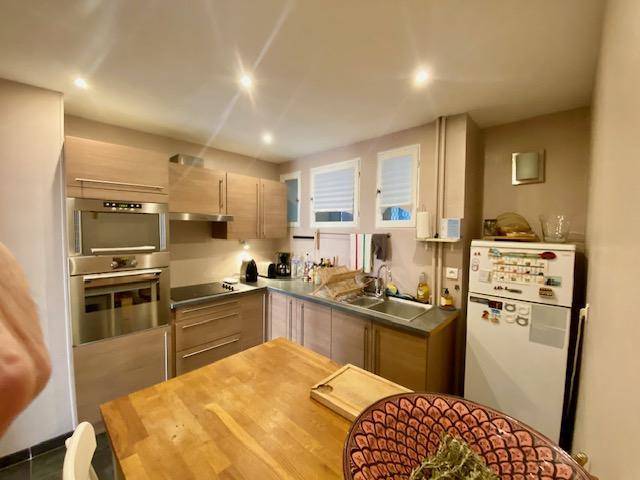 EXCLUSIVITE DELAITRE IMMOBILIER  Bois guillaume résidentiel cadre verdoyant et calme   A vendre cet appartement de 65 m2 en rez de jardin avec accès extérieur plein sud au calme avec parking en sous sol protégé et une cave.  Très fonctionnel, il offre une entrée avec rangement desservant un double séjour donnant sur l'extérieur , une cuisine aménagée et équipée, une chambre, poss 2  avec sa salle de douches attenante avec un grand dressing.  Important partant  D'un classement énergétique en E des ...