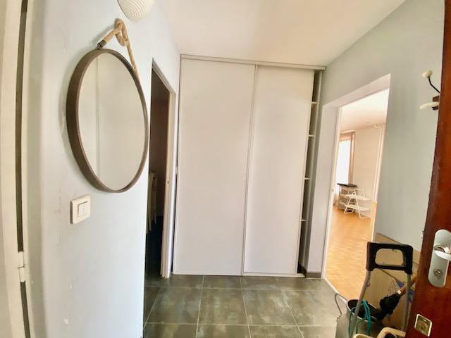 EXCLUSIVITE DELAITRE IMMOBILIER  Bois guillaume résidentiel cadre verdoyant et calme   A vendre cet appartement de 65 m2 en rez de jardin avec accès extérieur plein sud au calme avec parking en sous sol protégé et une cave.  Très fonctionnel, il offre une entrée avec rangement desservant un double séjour donnant sur l'extérieur , une cuisine aménagée et équipée, une chambre, poss 2  avec sa salle de douches attenante avec un grand dressing.  Important partant  D'un classement énergétique en E des ...