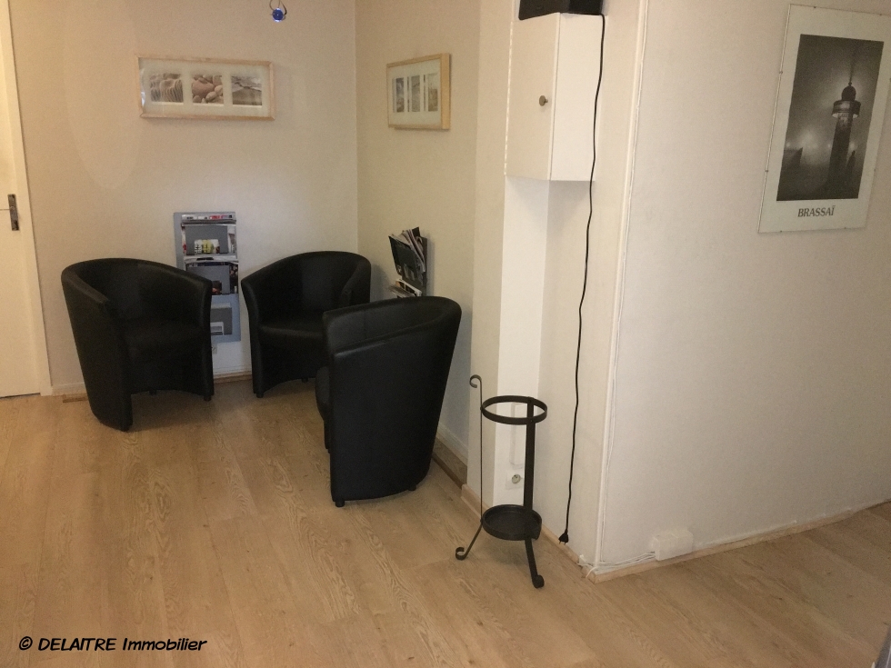 A vendre à Rouen chu, cet  appartement à usage mixte professionnel ou habitation de 85m2 avec parking et cave en sous-sol propose  une entrée, 4 pièces principales,  une cuisine et une salle de bains sont  à créer. 