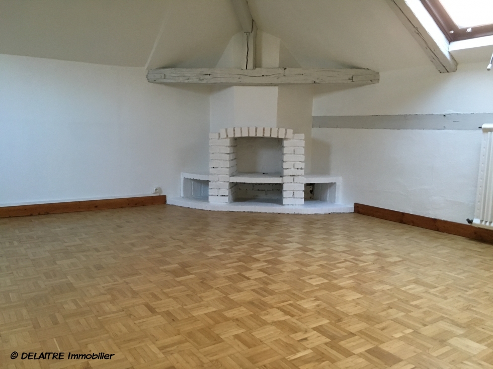 à vendre à Rouen  place cauchoise, cet original appartement duplex avec parking. il offre une Entrée,des  rangements , une cuisine équipée, deux  chambres. au premier étage vous trouverez un  grand séjour avec cheminée. il est très lumineux,  calme, avec  toutes commodités. les Charges annuelles  sont  1320€, et son prix s'élève à 119000€ FAI TTC.