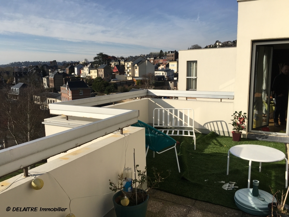 dans l'agence immobilière de ROUEN  rive droite ,il y a  un APPARTEMENT DE 115 M² AVec une  TERRASSE à vendre .il y a un GARAGE, une  ENTREE AVec des  RANGEMENTS, un   GRAND SEJOUR DONNANT SUR  une TERRASSE, une   CUISINE MEUBLEE,  trois  CHAMBRES, une salle de bains . CHAUFFAGE INDIVIDUEL il a une VUE DEGAGEE SUR ROUEN. il est bien EXPOSE plein sud .