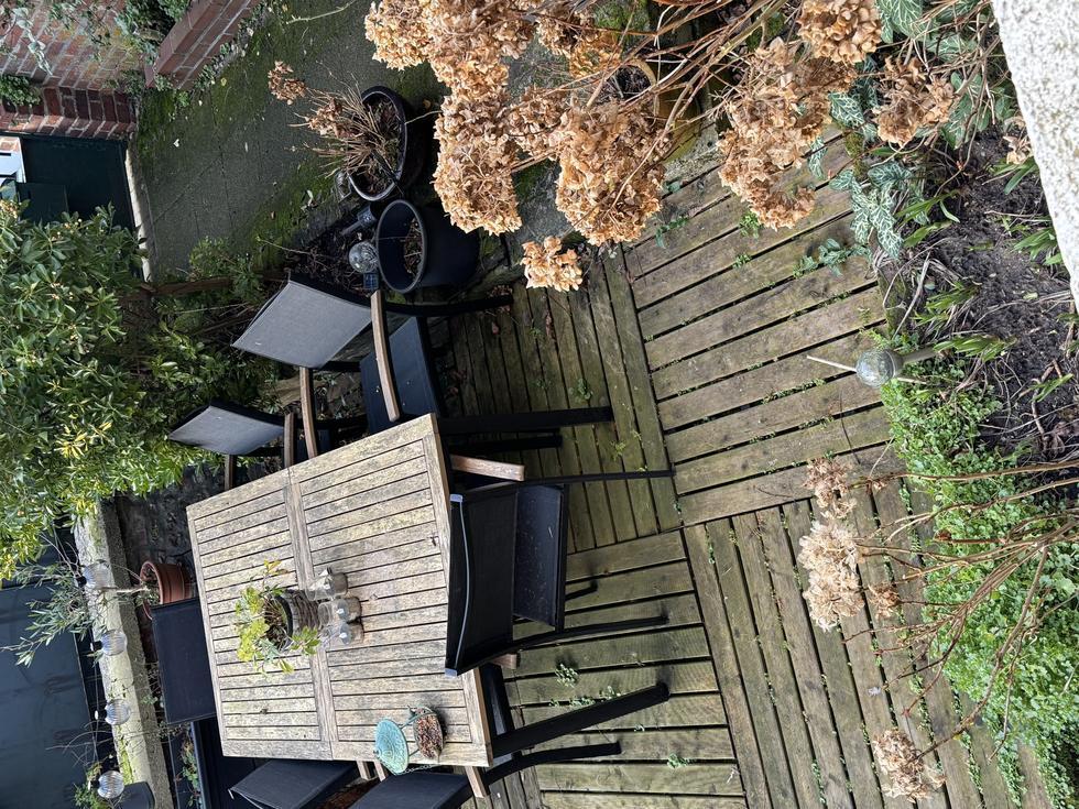 Votre agence de proximité locale DELAITRE IMMOBILIER vous propose,  Cette maison ancienne au calme bien  tenue exposée Est / Ouest avec jardin, parking sécurisé et cave en sous sol.  Ses 93 m2 en briques et silex couverts en ardoises  sont organisés en une entrée avec rangement, un salon avec cheminée, une salle à manger, une cuisine équipée et aménagée, rangement, wc.  Dans les étages vous accédez aux quatre chambres, wc , salle de bains, salle de douches.  Son chauffage en partie au gaz et électrique...