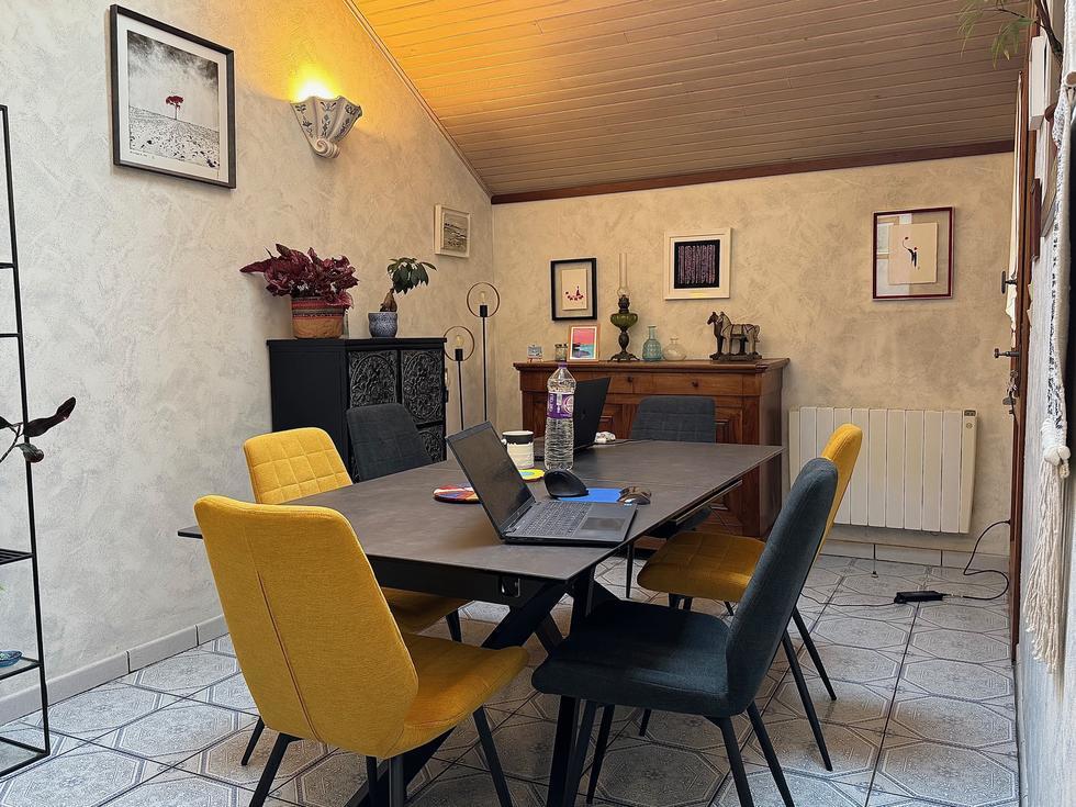 Votre agence de proximité locale DELAITRE IMMOBILIER vous propose,  Cette maison ancienne au calme bien  tenue exposée Est / Ouest avec jardin, parking sécurisé et cave en sous sol.  Ses 93 m2 en briques et silex couverts en ardoises  sont organisés en une entrée avec rangement, un salon avec cheminée, une salle à manger, une cuisine équipée et aménagée, rangement, wc.  Dans les étages vous accédez aux quatre chambres, wc , salle de bains, salle de douches.  Son chauffage en partie au gaz et électrique...