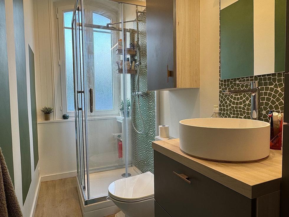 Votre agence de proximité locale DELAITRE IMMOBILIER vous propose,  Cette maison ancienne au calme bien  tenue exposée Est / Ouest avec jardin, parking sécurisé et cave en sous sol.  Ses 93 m2 en briques et silex couverts en ardoises  sont organisés en une entrée avec rangement, un salon avec cheminée, une salle à manger, une cuisine équipée et aménagée, rangement, wc.  Dans les étages vous accédez aux quatre chambres, wc , salle de bains, salle de douches.  Son chauffage en partie au gaz et électrique...