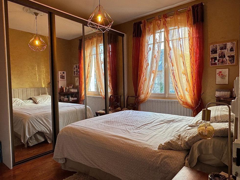 Votre agence de proximité locale DELAITRE IMMOBILIER vous propose,  Cette maison ancienne au calme bien  tenue exposée Est / Ouest avec jardin, parking sécurisé et cave en sous sol.  Ses 93 m2 en briques et silex couverts en ardoises  sont organisés en une entrée avec rangement, un salon avec cheminée, une salle à manger, une cuisine équipée et aménagée, rangement, wc.  Dans les étages vous accédez aux quatre chambres, wc , salle de bains, salle de douches.  Son chauffage en partie au gaz et électrique...