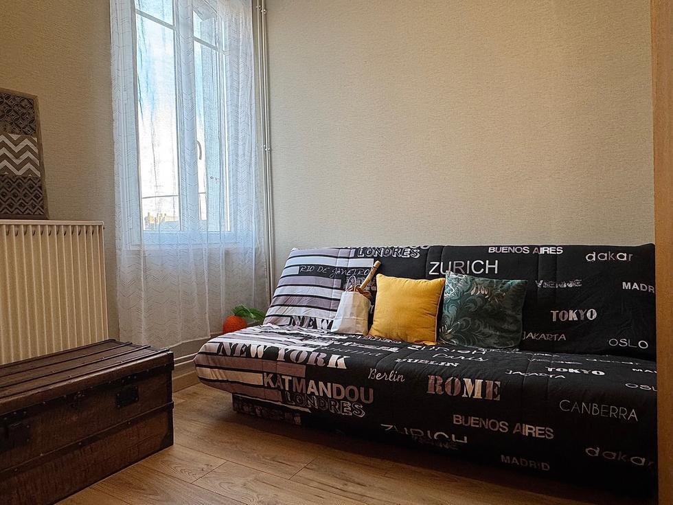 Votre agence de proximité locale DELAITRE IMMOBILIER vous propose,  Cette maison ancienne au calme bien  tenue exposée Est / Ouest avec jardin, parking sécurisé et cave en sous sol.  Ses 93 m2 en briques et silex couverts en ardoises  sont organisés en une entrée avec rangement, un salon avec cheminée, une salle à manger, une cuisine équipée et aménagée, rangement, wc.  Dans les étages vous accédez aux quatre chambres, wc , salle de bains, salle de douches.  Son chauffage en partie au gaz et électrique...