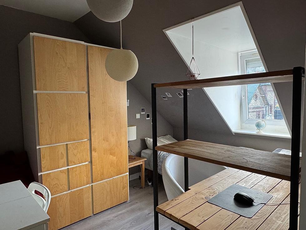 Votre agence de proximité locale DELAITRE IMMOBILIER vous propose,  Cette maison ancienne au calme bien  tenue exposée Est / Ouest avec jardin, parking sécurisé et cave en sous sol.  Ses 93 m2 en briques et silex couverts en ardoises  sont organisés en une entrée avec rangement, un salon avec cheminée, une salle à manger, une cuisine équipée et aménagée, rangement, wc.  Dans les étages vous accédez aux quatre chambres, wc , salle de bains, salle de douches.  Son chauffage en partie au gaz et électrique...