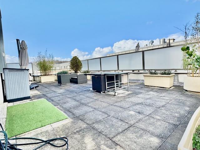 Votre agence de proximité locale DELAITRE IMMOBILIER , vous propose  Ce bien rare et exceptionnel   Rouen gare au calme, de style contemporain, cet appartement duplex de 124 m2 au dernier étage  avec ascenseur,  100m2 de terrasse dont une partie plein sud vue cathédrale , 2 garages fermés ,2 parkings en sous sol , une cave.  Son organisation  très fonctionnelle :  Une entrée avec rangement, grand séjour salon traversant vue cathédrale, un wc, une cuisine équipée et aménagée, donnant sur terrasse.  A l...