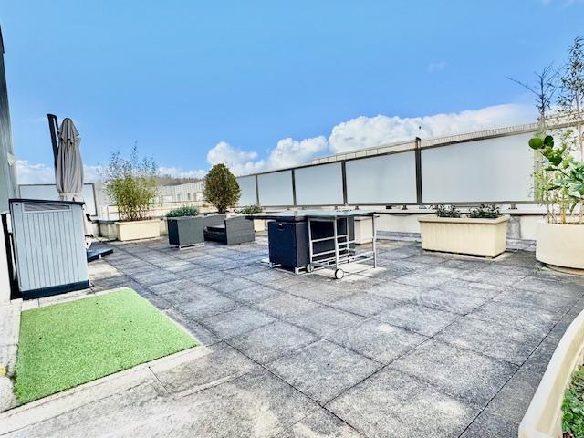 Votre agence de proximité locale DELAITRE IMMOBILIER , vous propose  Ce bien rare et exceptionnel   Rouen gare au calme, de style contemporain, cet appartement duplex de 124 m2 au dernier étage  avec ascenseur,  100m2 de terrasse dont une partie plein sud vue cathédrale , 2 garages fermés ,2 parkings en sous sol , une cave.  Son organisation  très fonctionnelle :  Une entrée avec rangement, grand séjour salon traversant vue cathédrale, un wc, une cuisine équipée et aménagée, donnant sur terrasse.  A l...