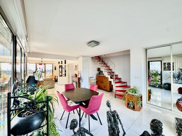 Votre agence de proximité locale DELAITRE IMMOBILIER , vous propose  Ce bien rare et exceptionnel   Rouen gare au calme, de style contemporain, cet appartement duplex de 124 m2 au dernier étage  avec ascenseur,  100m2 de terrasse dont une partie plein sud vue cathédrale , 2 garages fermés ,2 parkings en sous sol , une cave.  Son organisation  très fonctionnelle :  Une entrée avec rangement, grand séjour salon traversant vue cathédrale, un wc, une cuisine équipée et aménagée, donnant sur terrasse.  A l...