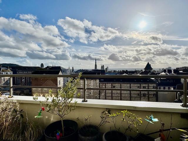 Votre agence de proximité locale DELAITRE IMMOBILIER , vous propose  Ce bien rare et exceptionnel   Rouen gare au calme, de style contemporain, cet appartement duplex de 124 m2 au dernier étage  avec ascenseur,  100m2 de terrasse dont une partie plein sud vue cathédrale , 2 garages fermés ,2 parkings en sous sol , une cave.  Son organisation  très fonctionnelle :  Une entrée avec rangement, grand séjour salon traversant vue cathédrale, un wc, une cuisine équipée et aménagée, donnant sur terrasse.  A l...
