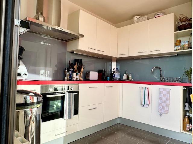 Votre agence de proximité locale DELAITRE IMMOBILIER , vous propose  Ce bien rare et exceptionnel   Rouen gare au calme, de style contemporain, cet appartement duplex de 124 m2 au dernier étage  avec ascenseur,  100m2 de terrasse dont une partie plein sud vue cathédrale , 2 garages fermés ,2 parkings en sous sol , une cave.  Son organisation  très fonctionnelle :  Une entrée avec rangement, grand séjour salon traversant vue cathédrale, un wc, une cuisine équipée et aménagée, donnant sur terrasse.  A l...