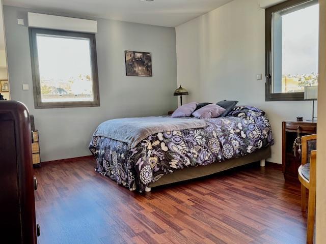 Votre agence de proximité locale DELAITRE IMMOBILIER , vous propose  Ce bien rare et exceptionnel   Rouen gare au calme, de style contemporain, cet appartement duplex de 124 m2 au dernier étage  avec ascenseur,  100m2 de terrasse dont une partie plein sud vue cathédrale , 2 garages fermés ,2 parkings en sous sol , une cave.  Son organisation  très fonctionnelle :  Une entrée avec rangement, grand séjour salon traversant vue cathédrale, un wc, une cuisine équipée et aménagée, donnant sur terrasse.  A l...