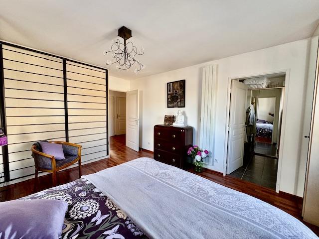 Votre agence de proximité locale DELAITRE IMMOBILIER , vous propose  Ce bien rare et exceptionnel   Rouen gare au calme, de style contemporain, cet appartement duplex de 124 m2 au dernier étage  avec ascenseur,  100m2 de terrasse dont une partie plein sud vue cathédrale , 2 garages fermés ,2 parkings en sous sol , une cave.  Son organisation  très fonctionnelle :  Une entrée avec rangement, grand séjour salon traversant vue cathédrale, un wc, une cuisine équipée et aménagée, donnant sur terrasse.  A l...